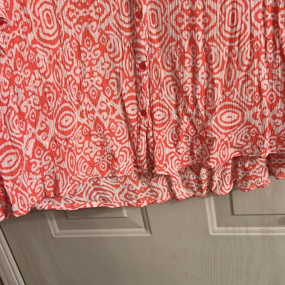 Cathy woman  3 X coral and white flowy button down shirt - Picture 5 of 9